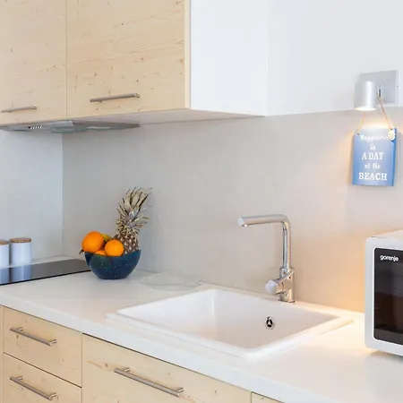 Jolara With Heated Pool Apartment