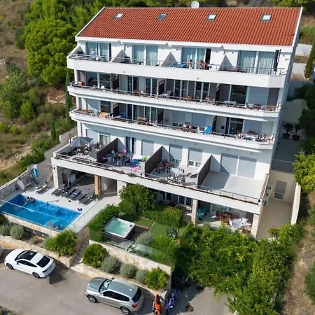 Jolara With Heated Pool Apartment *